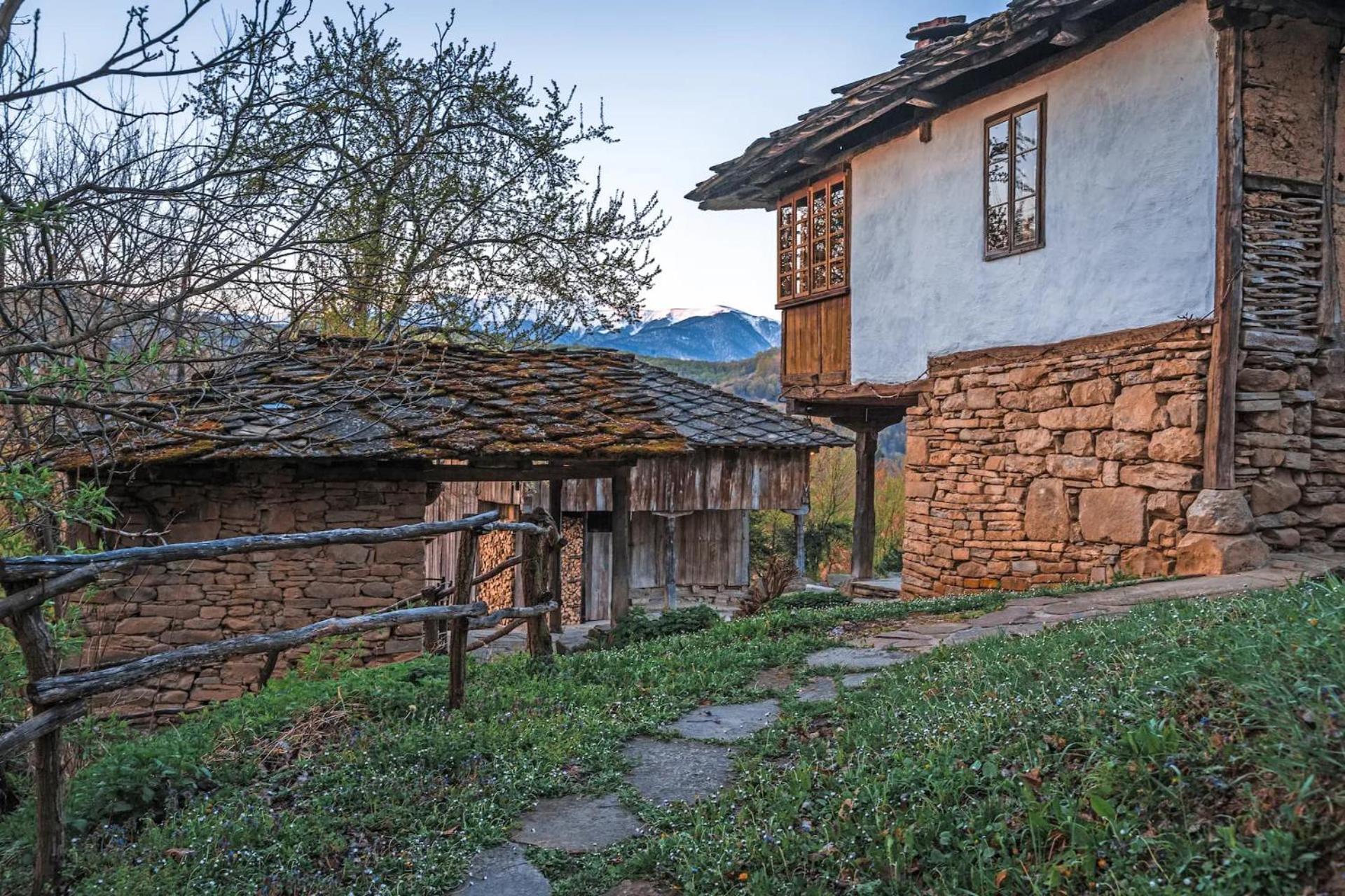 Вилла Authentic House With Stunning Mountain View - Karashka Априлци Экстерьер фото