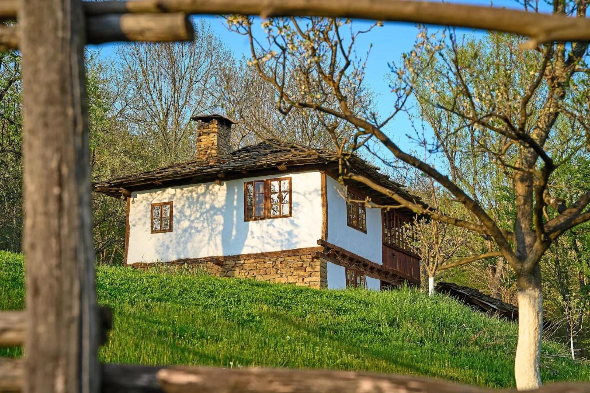 Вилла Authentic House With Stunning Mountain View - Karashka Априлци Экстерьер фото